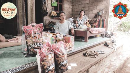 Dokumentasi penyerahan sembako dari Pemdes Sambirenteng bersama Yayasan Jalan Suci PT Holiway Garden